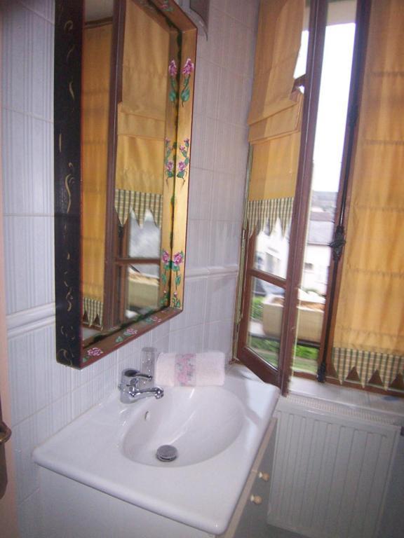 Logis Deritel Bed and Breakfast Montsûrs Δωμάτιο φωτογραφία