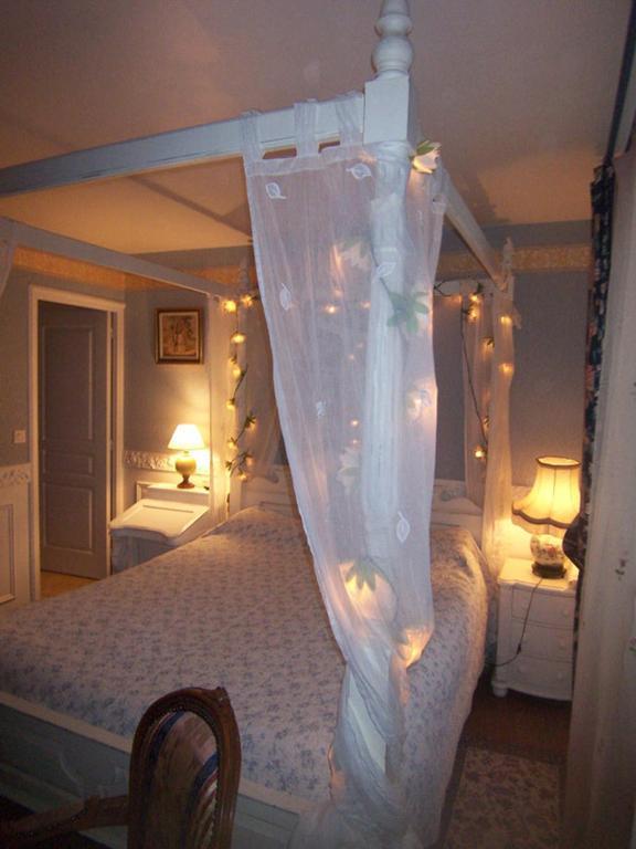 Logis Deritel Bed and Breakfast Montsûrs Δωμάτιο φωτογραφία