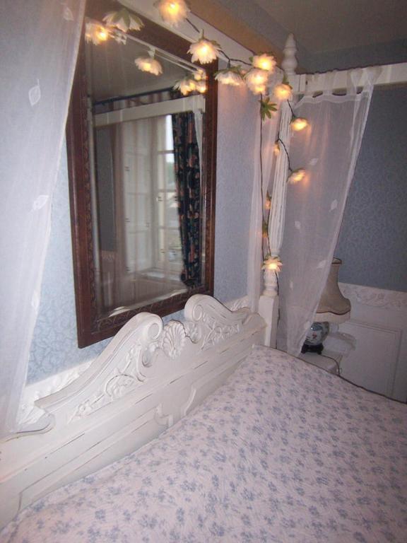 Logis Deritel Bed and Breakfast Montsûrs Δωμάτιο φωτογραφία
